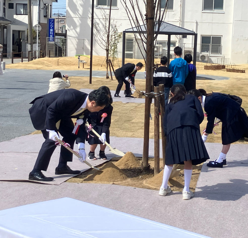 泉野おあしす広場及び泉野第2児童公園　開会式の植樹