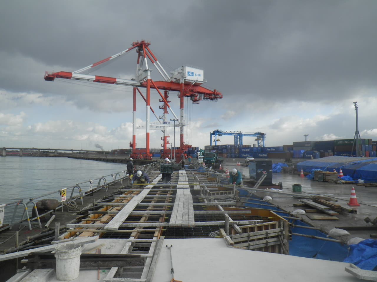 金沢港港湾機能施設整備（荷役機械）工事（基礎工その2）