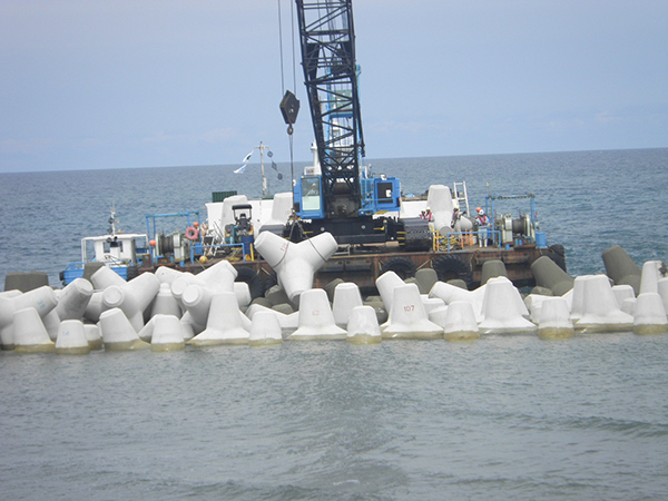 ２７災１３号　美川海岸　海岸災害復旧工事（据付工その２）